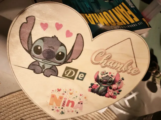 Plaque de porte en forme de cœur personnalisée avec Stitch
