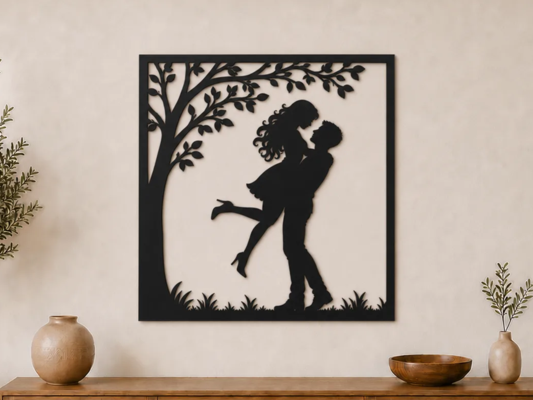 Coppia che si bacia sotto un albero, idea di silhouette tagliata al laser