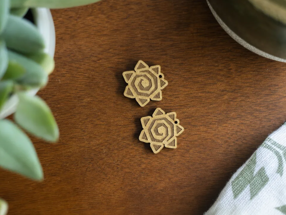 Holzohrringe mit Sonnenmotiv und Spiralmuster