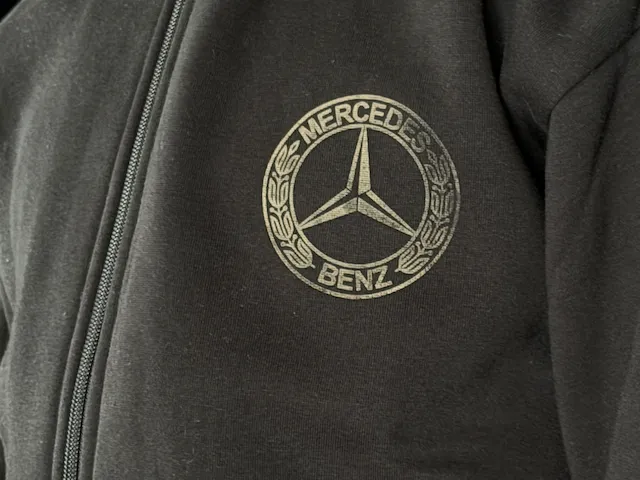 Veste zippée noire avec logo d'une grande marque de voitures