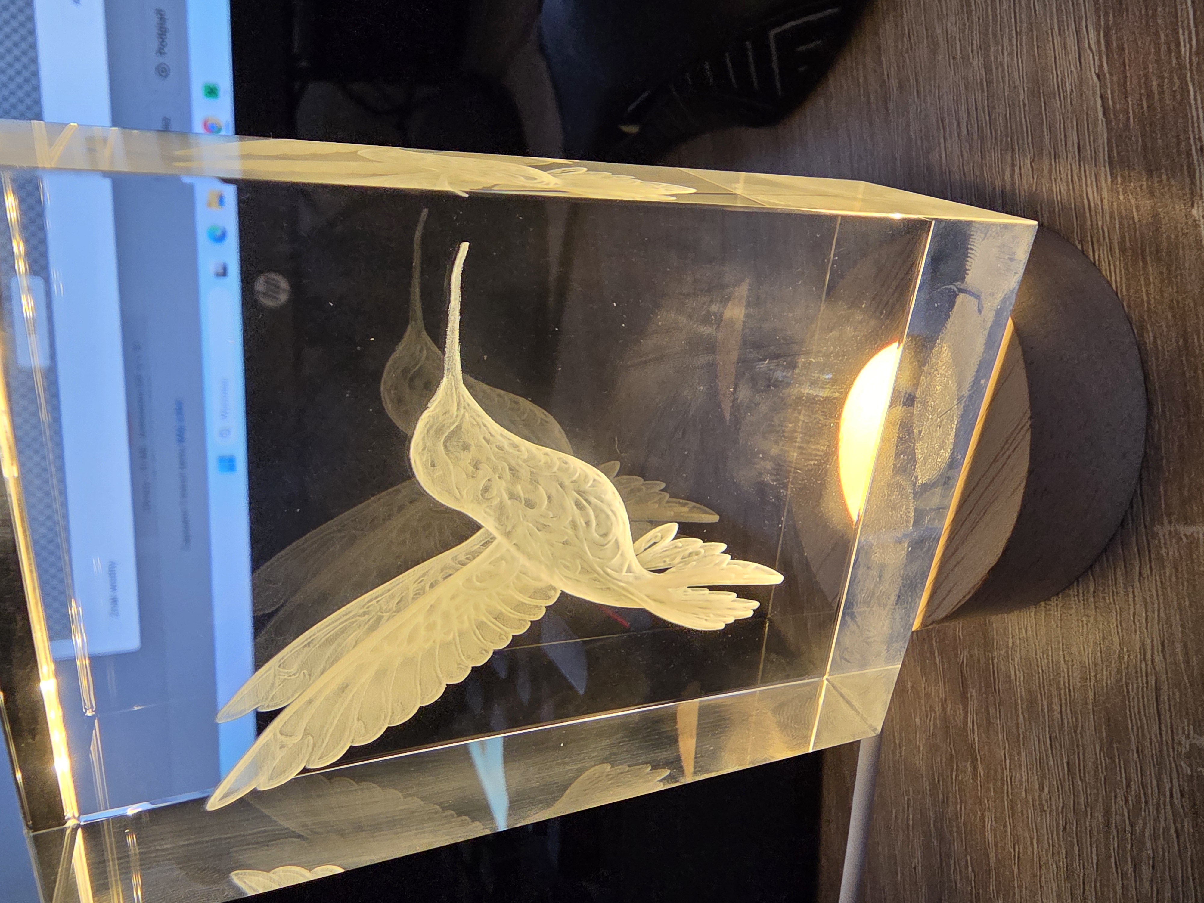 [Laser cut and engrave] Szklany przycisk do papieru z motywem kolibra