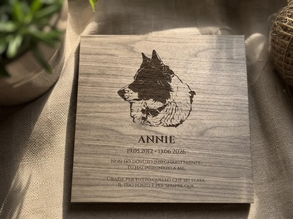 Targa commemorativa in legno con ritratto inciso e dedica personalizzata