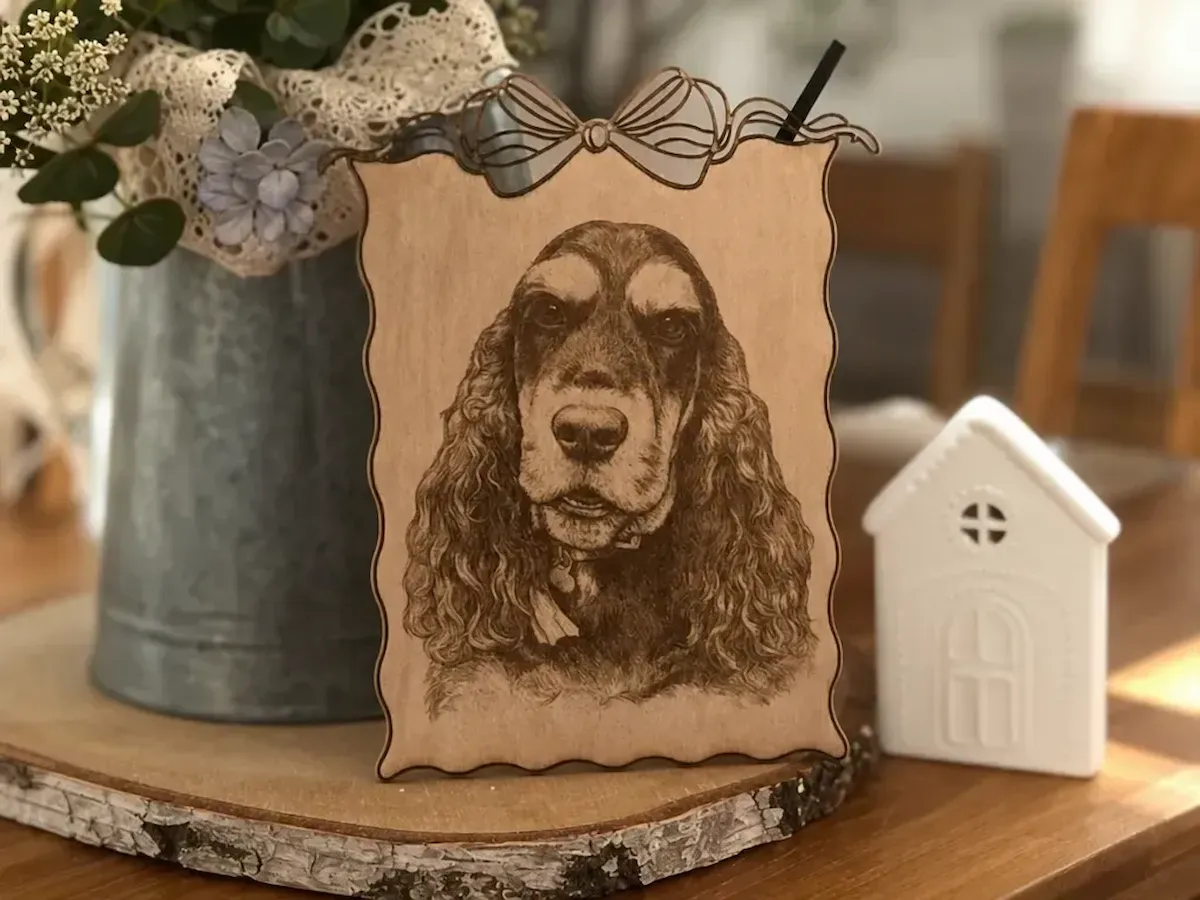 [Laser cut and engrave] Portrait en bois de chien épagneul avec nœud décoratif