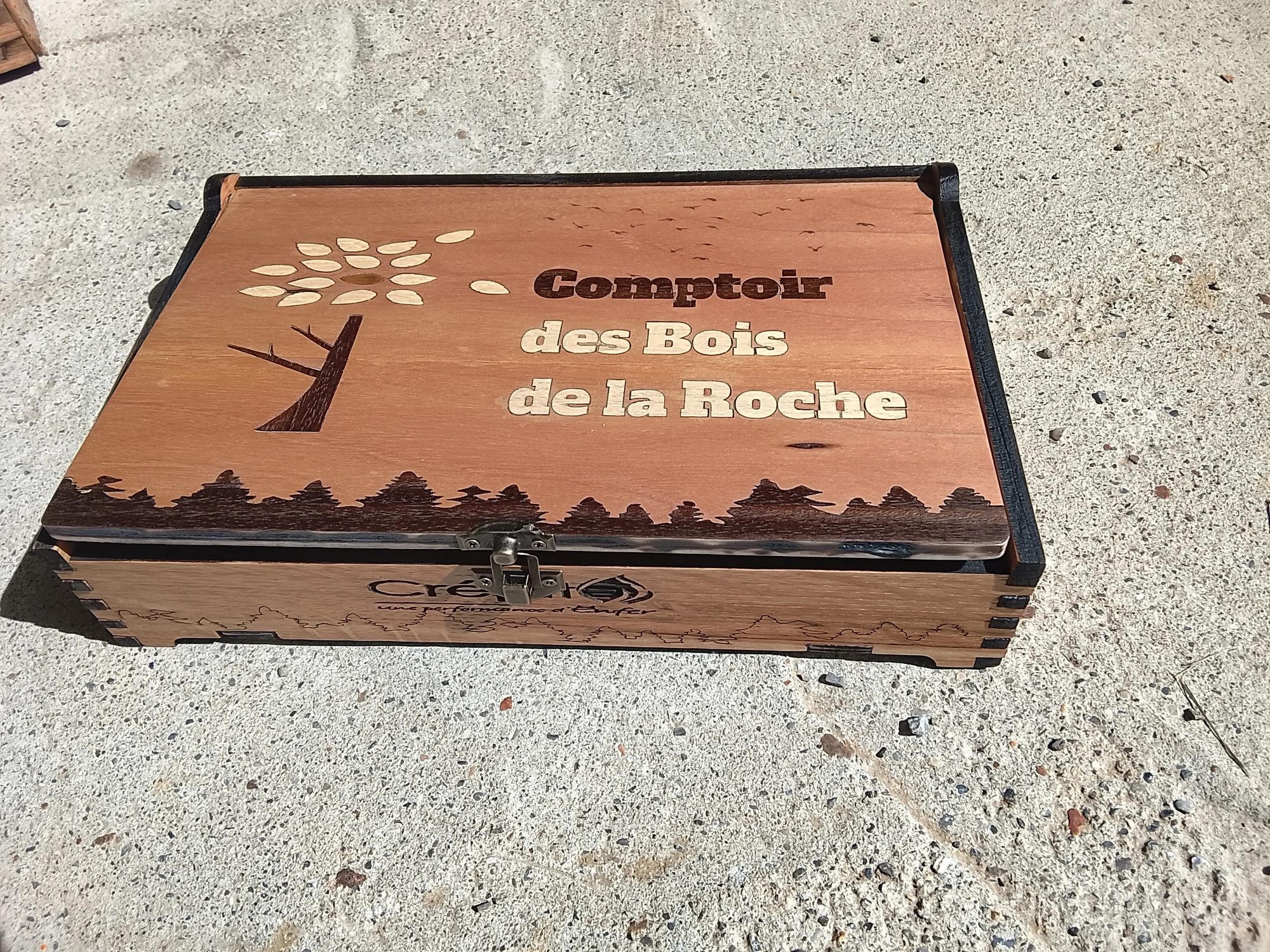Boite de rangement , cotés Chêne, dessus plaquage avec différentes essences