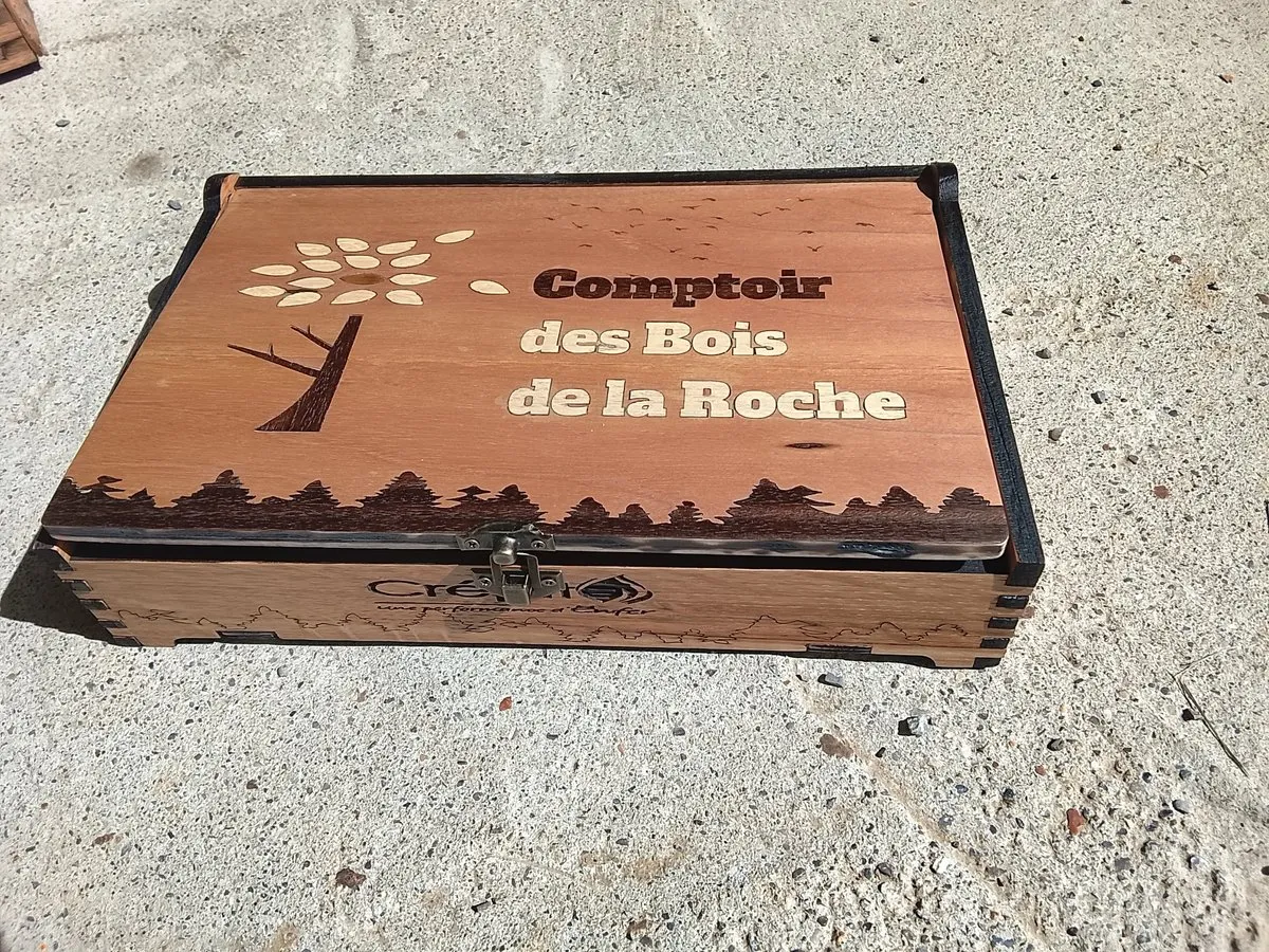 [Laser cut and engrave] Boîte de rangement en bois avec motif d'arbre et inscription Comptoir des Bois