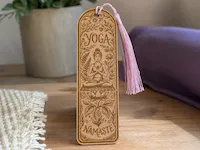 [Laser cut and engrave] Marque-page en bois avec motif yoga et pompon