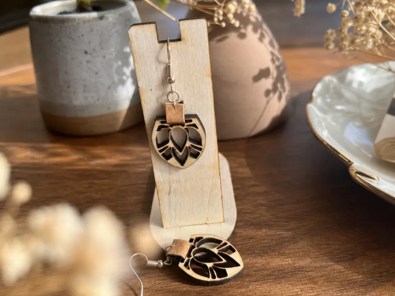 [Laser cut and engrave] Boucles d'oreilles pendantes en bois motif fleur de lotus