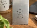 [Laser cut and engrave] 비숑 프리제 캐릭터가 그려진 금속 탁상용 스탠드