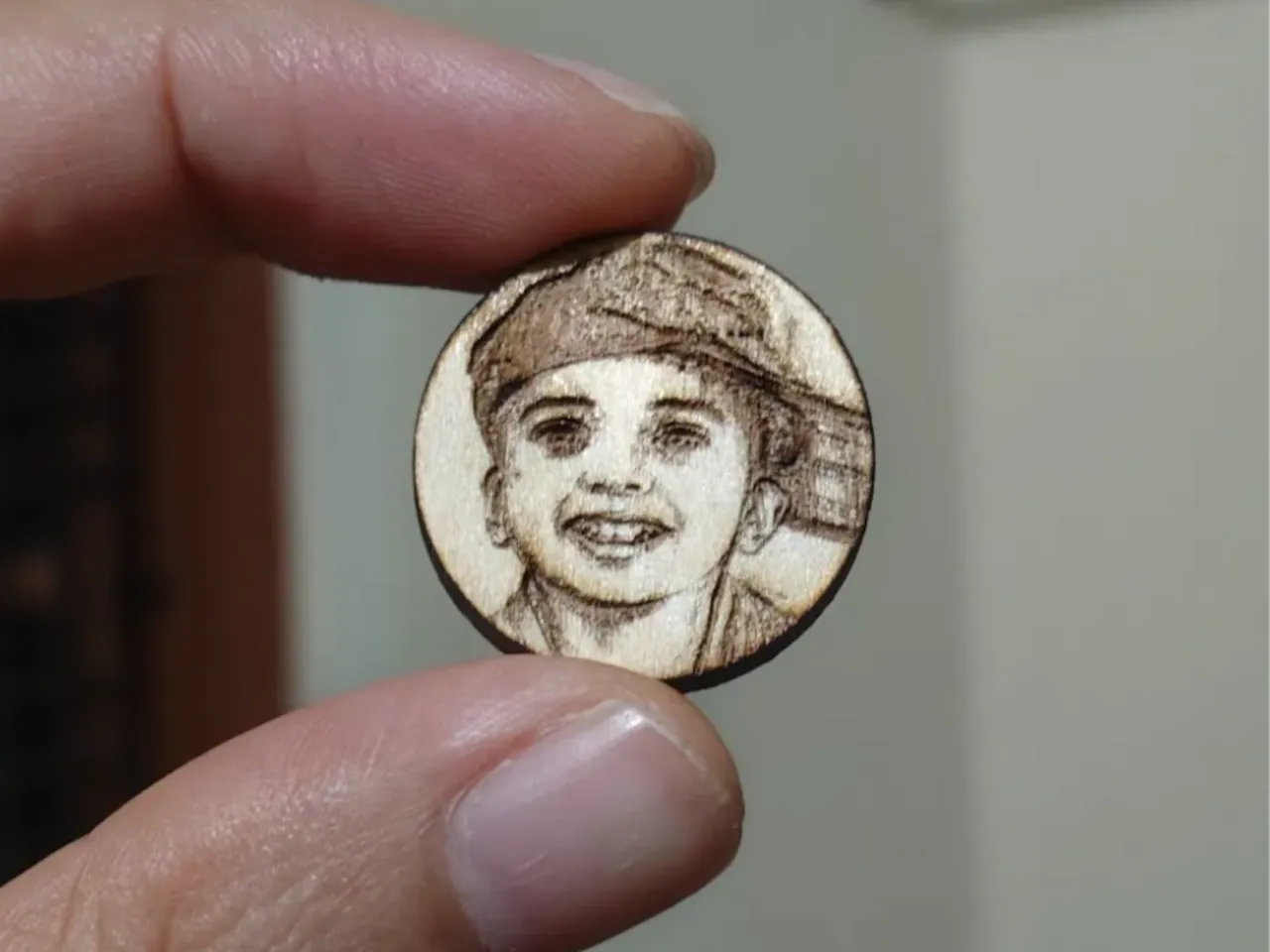 [Laser cut and engrave] Small circular wooden pendant featuring a portrait of a young boy
