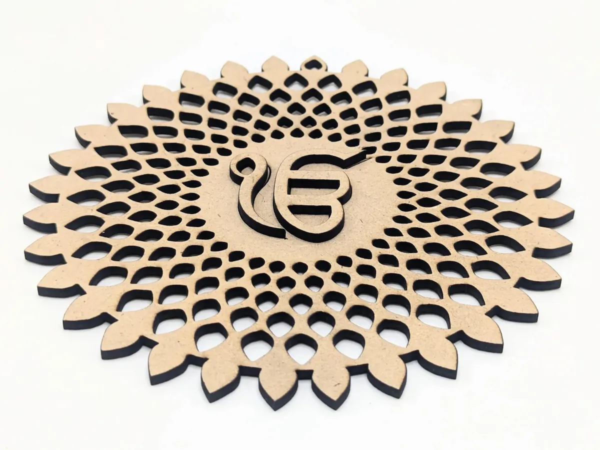 [Laser cut and engrave] Posavasos circular con símbolo Ik Onkar y patrón floral