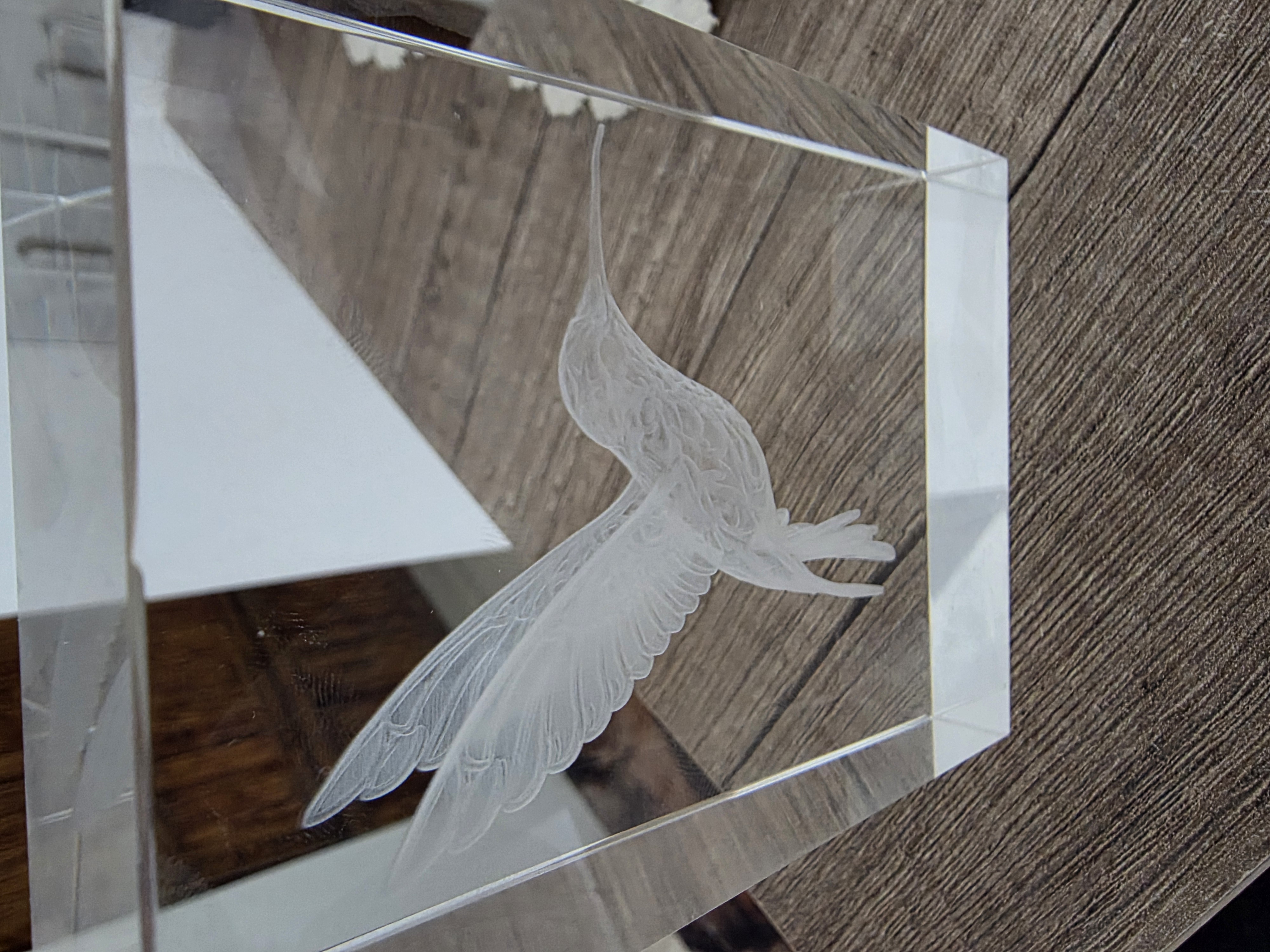 [Laser cut and engrave] Szklany przycisk do papieru z motywem kolibra