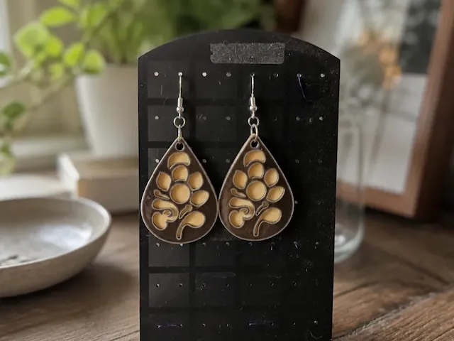 Boucles d'oreilles pendantes en forme de goutte avec motif floral