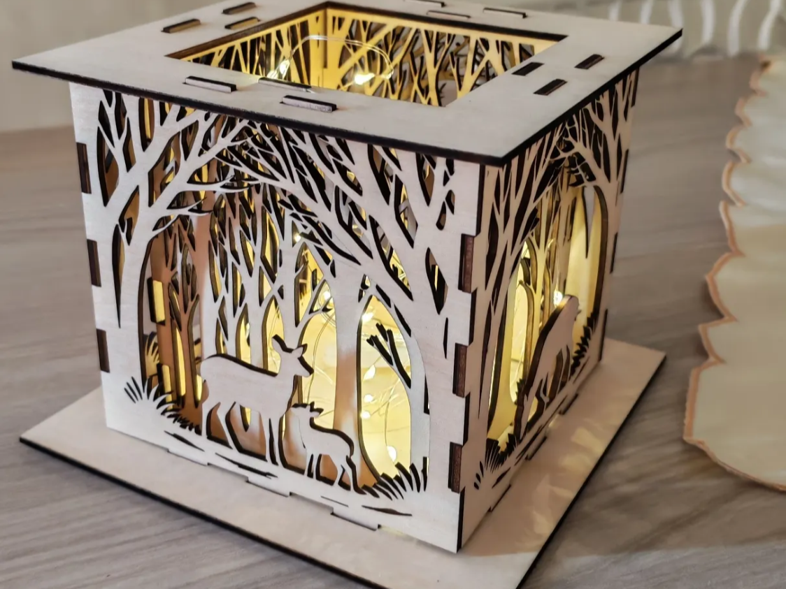 Lanterna quadrata in legno con motivo foresta e cervi illuminata
