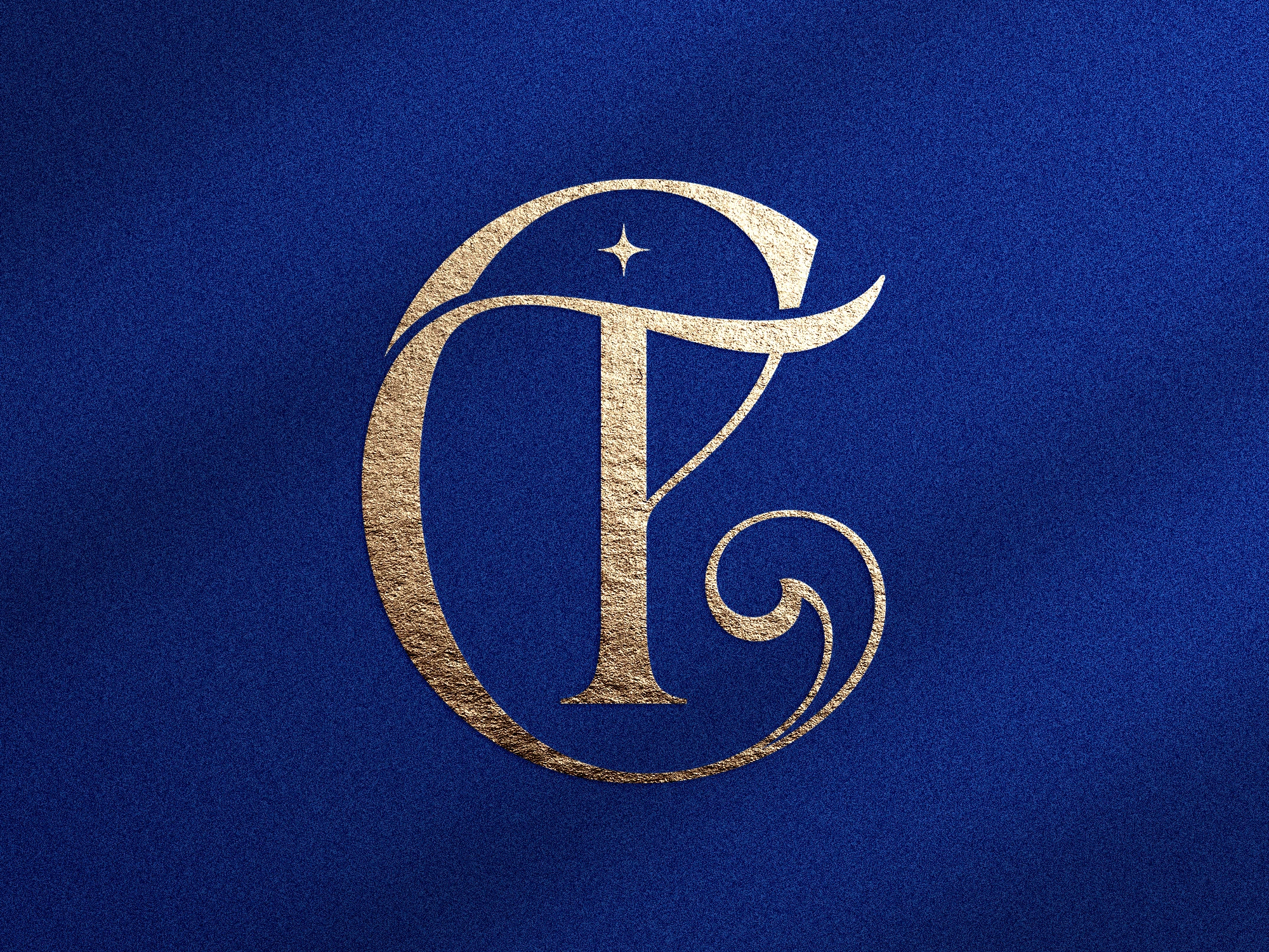 Monogramme doré avec lettres C et T sur fond bleu texturé