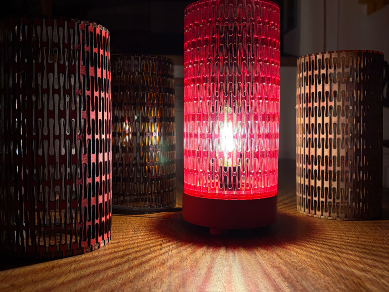 Lampe modulable à abat-jour interchangeable et projections  lumineuses