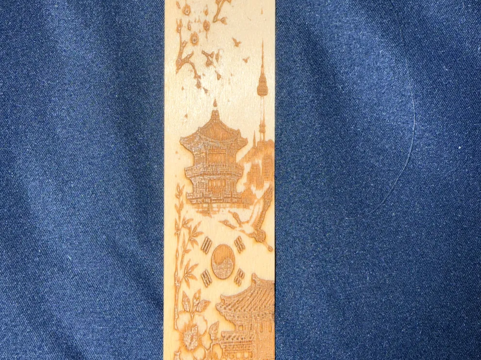 Marque-page en bois avec motifs traditionnels coréens et monuments de Séoul
