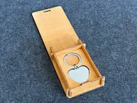 [Laser cut and engrave] Herzförmiger Schlüsselanhänger in einer hölzernen Geschenkbox