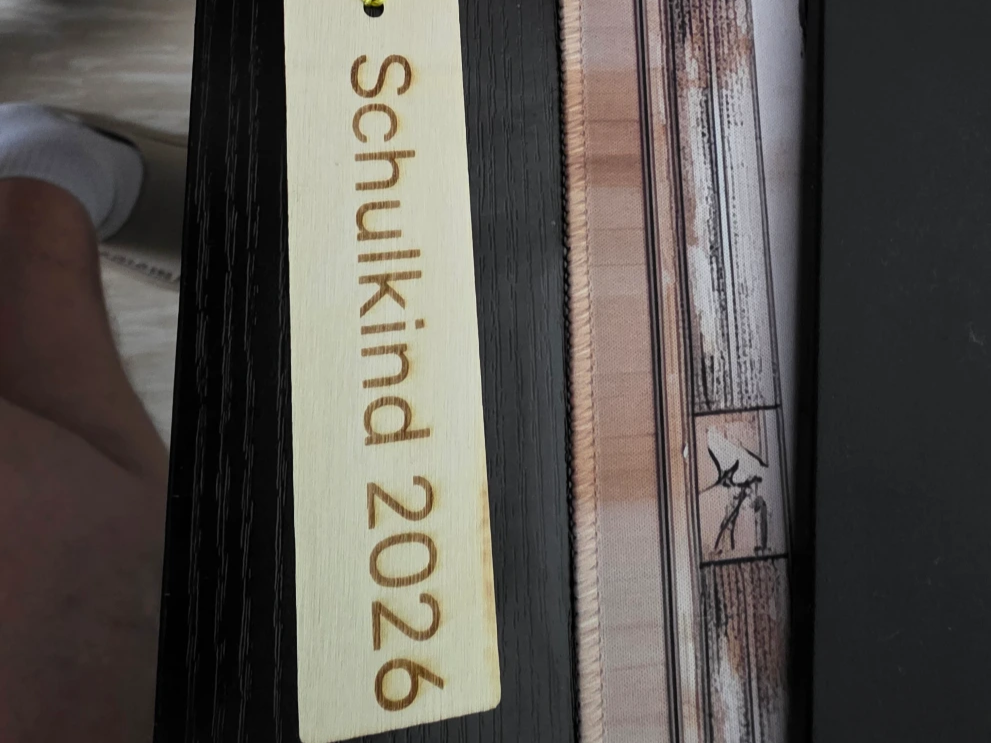 Lesezeichen aus Holz mit Gravur Schulkind 2026