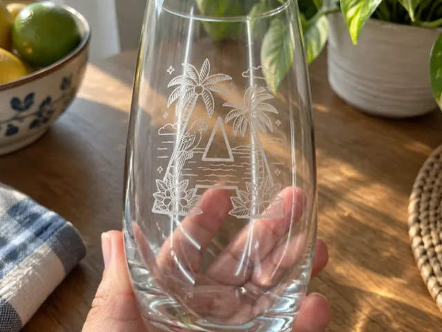 Bicchiere in vetro con lettera A personalizzata e motivo tropicale