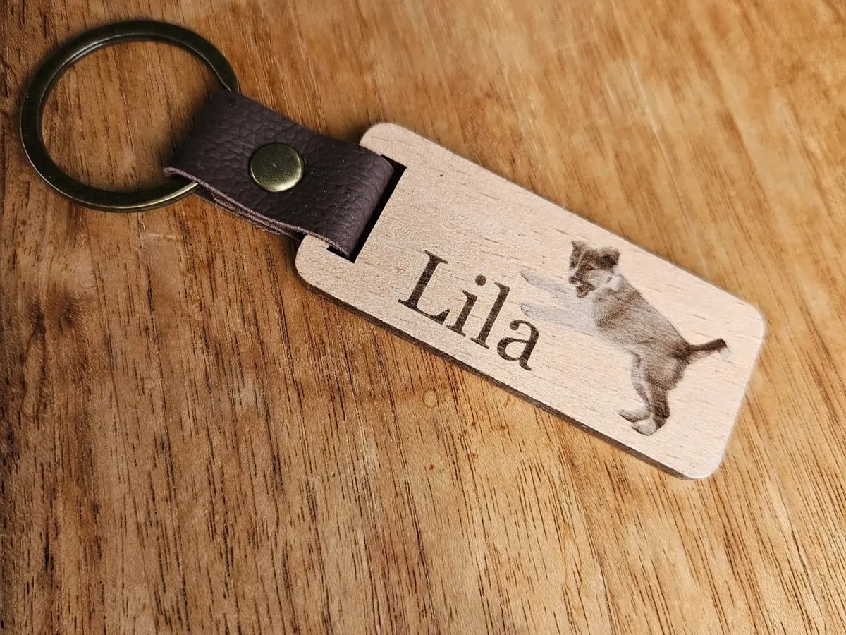 [Laser cut and engrave] Schlüsselanhänger aus Holz mit Hundenamen Lila und Welpenmotiv
