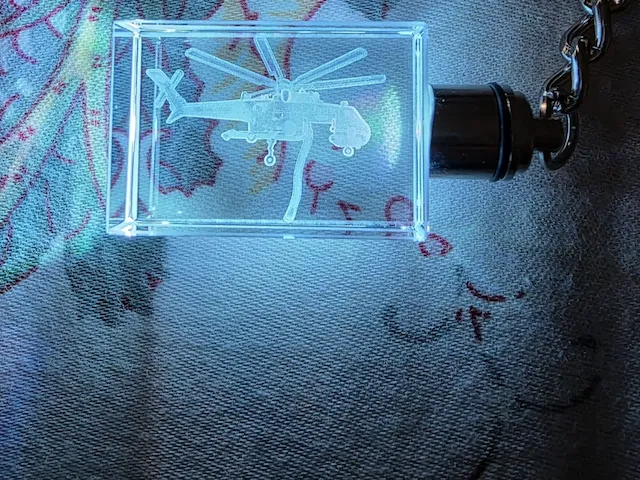 Porte-clés lumineux en cristal avec motif d'hélicoptère