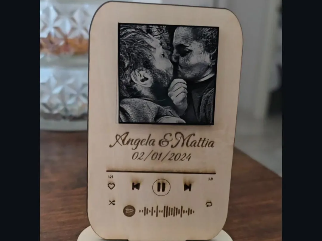 Targa in legno personalizzata con foto e codice musicale per coppia