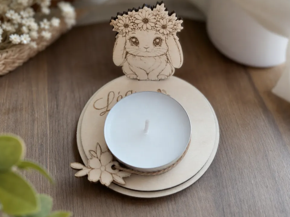 Bougeoir rond en bois avec lapin et couronne de fleurs