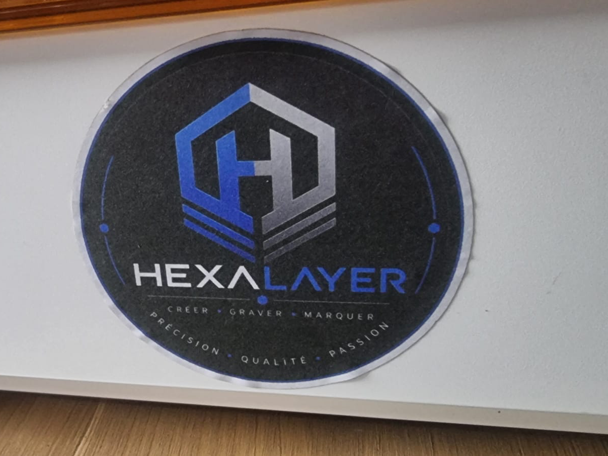 Autocollant rond avec logo Hexalayer bleu et noir