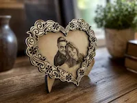 [Laser cut and engrave] Herzförmiger Bilderrahmen mit floralem Ornamentmuster