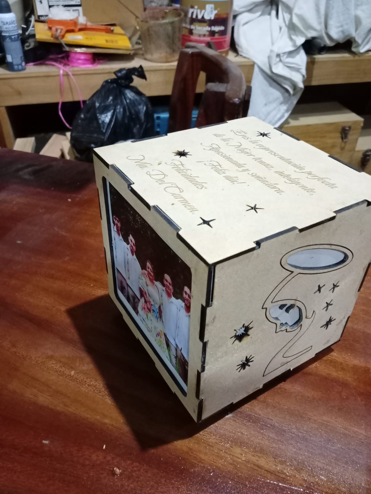 [Laser cut and engrave] Lámpara de cubo con diseño de la Virgen de Guadalupe y flores