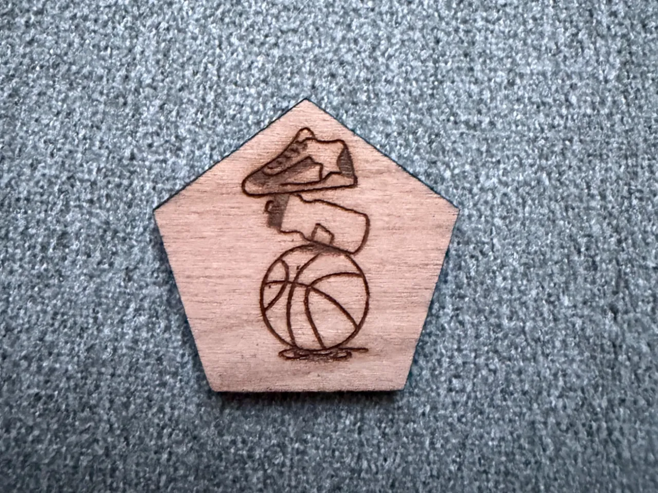 [Laser cut and engrave] Pendentif pentagonal en bois avec motif de basket-ball et baskets