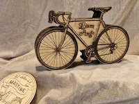 [Laser cut and engrave] Figurine de vélo en bois avec inscription Bonne Fête Papa