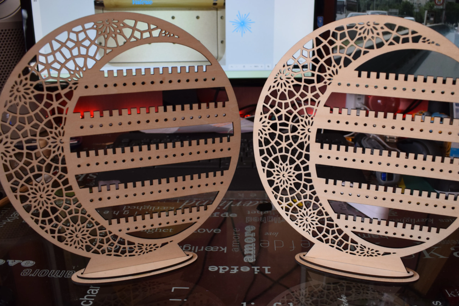 [Laser cut and engrave] Présentoir à bijoux en forme de croissant de lune avec motifs géométriques