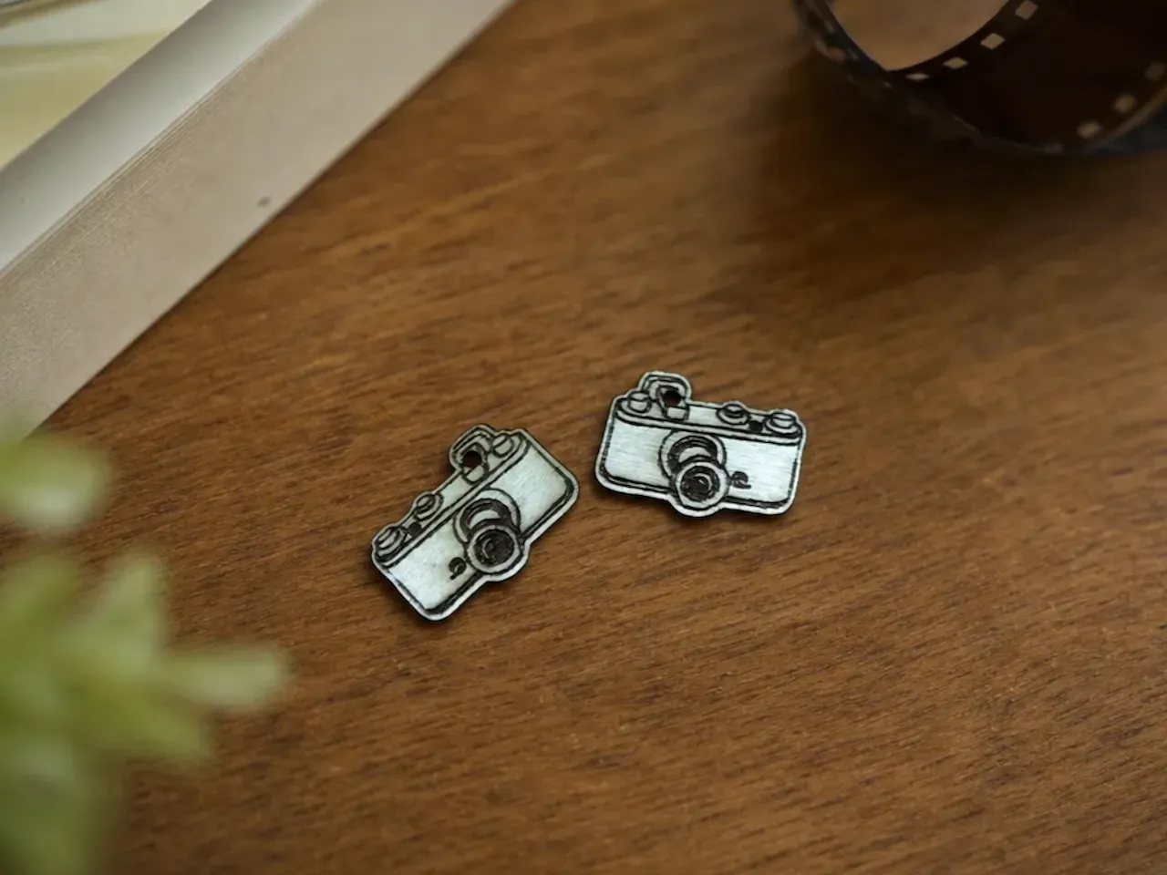 [Laser cut and engrave] Kleine Kamera Anhänger aus Holz für Schmuck und Bastelarbeiten