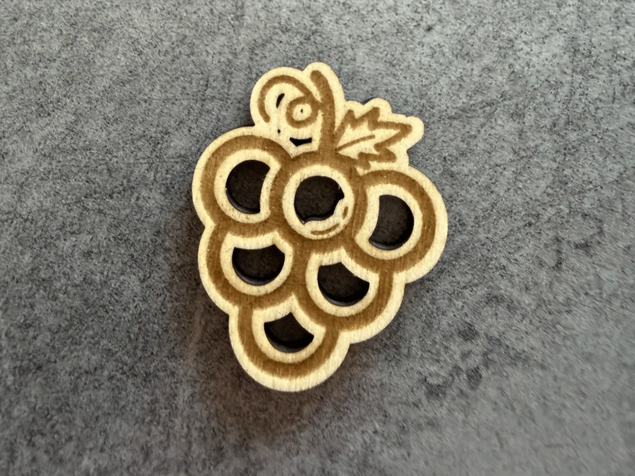 [Laser cut and engrave] Forme en bois en forme de grappe de raisin