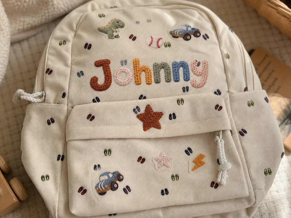 DTF-Transfers auf einen Canvas-Schulrucksack gepresst