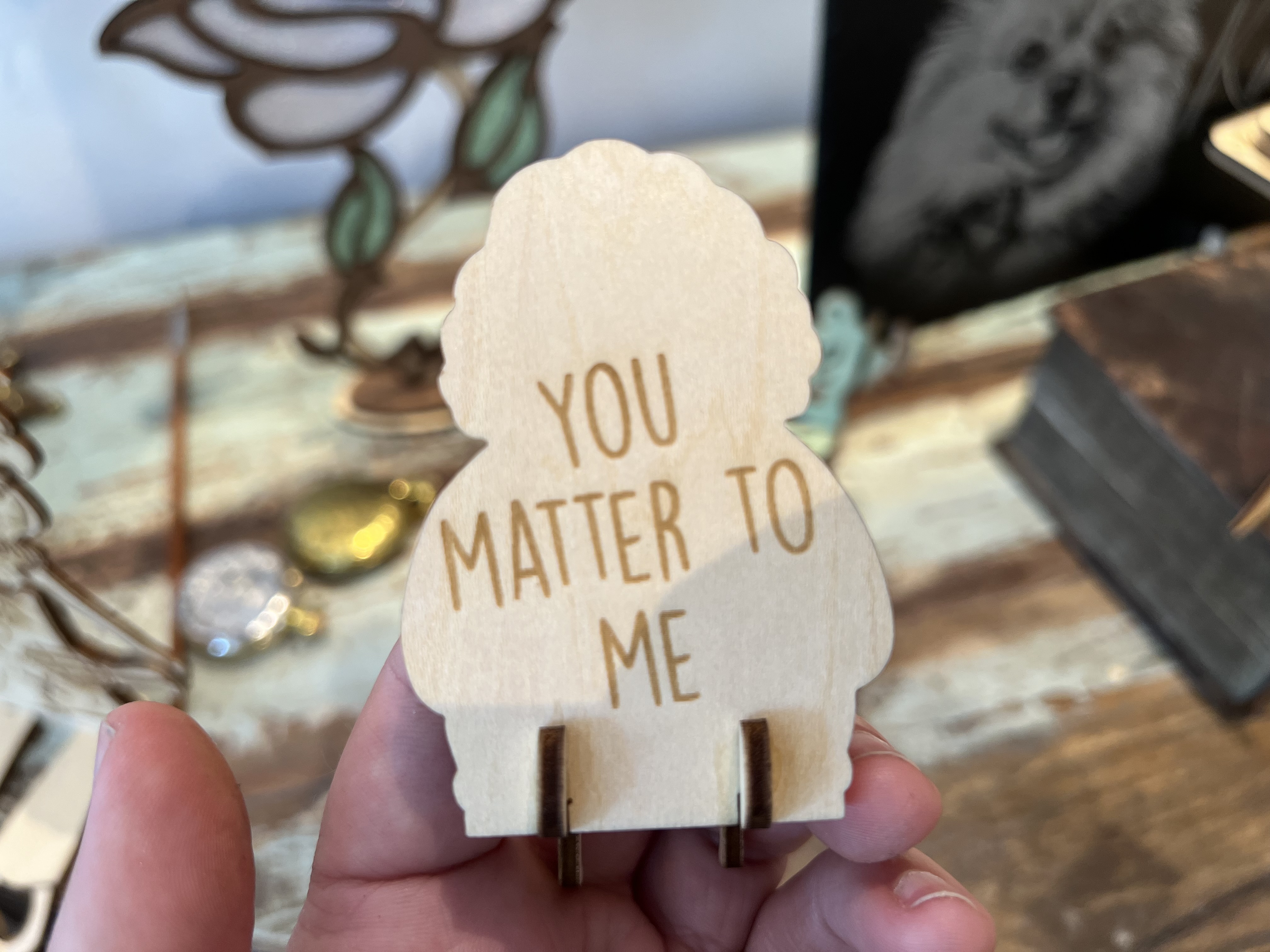 [Laser cut and engrave] Grandmother figure phone stand with glasses and basket