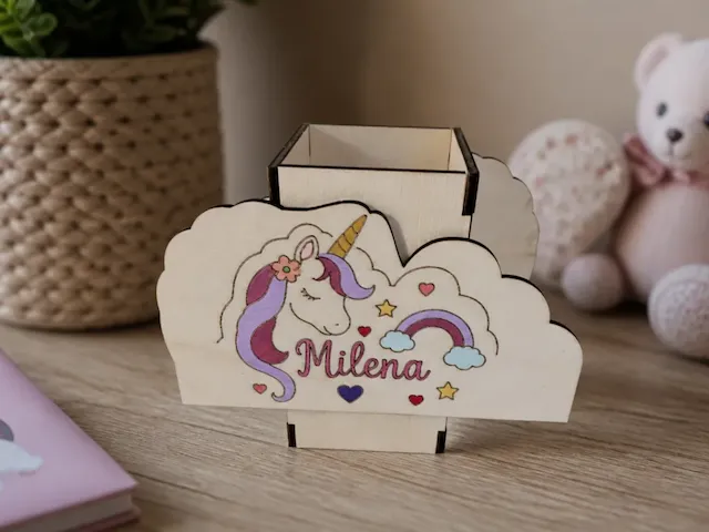 Personalisierter Stiftehalter aus Holz mit Einhorn-Motiv für Kinder