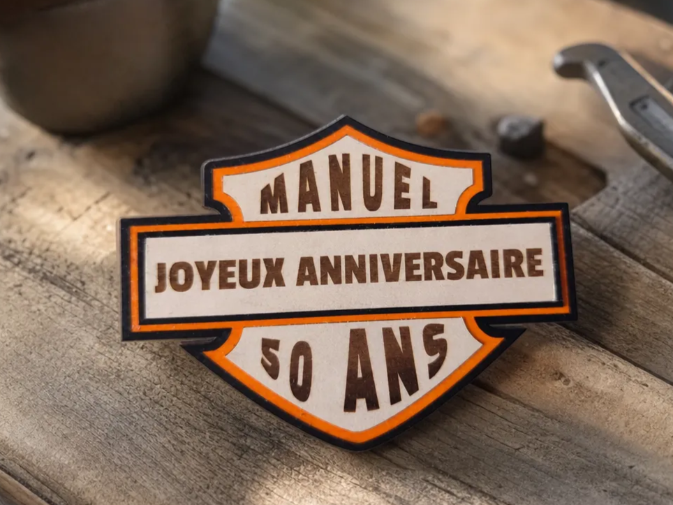 Plaque personnalisée style emblème moto pour anniversaire 50 ans