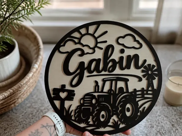 Plaque murale ronde personnalisée avec prénom Gabin et motif de tracteur
