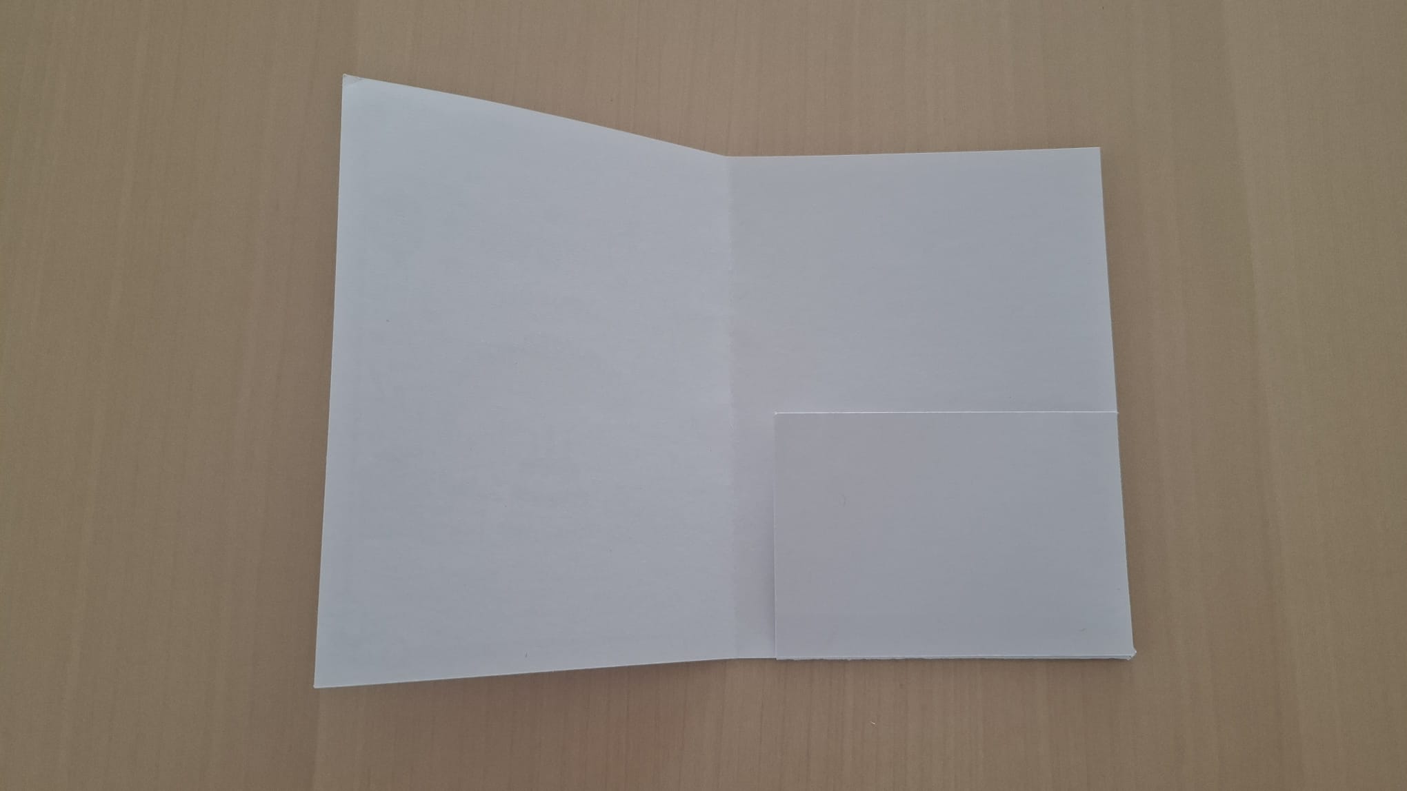 [Laser cut and engrave,Inkjet printing,Foil transfer] Carte de vœux Joyeux Anniversaire avec emplacement carte cadeau avec gâteau et ballons imprimée, découpée avec foil