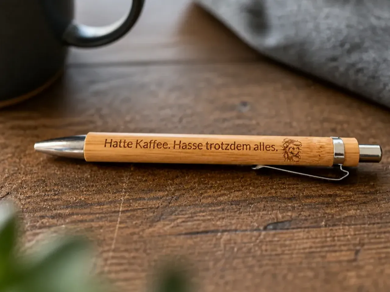 [Laser cut and engrave] Kugelschreiber aus Bambus mit Spruch: "Hatte Kaffee. Hasse trotzdem alles"