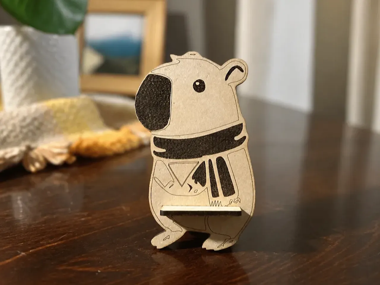 [Laser cut and engrave] Soporte para teléfono con forma de wombat con bufanda