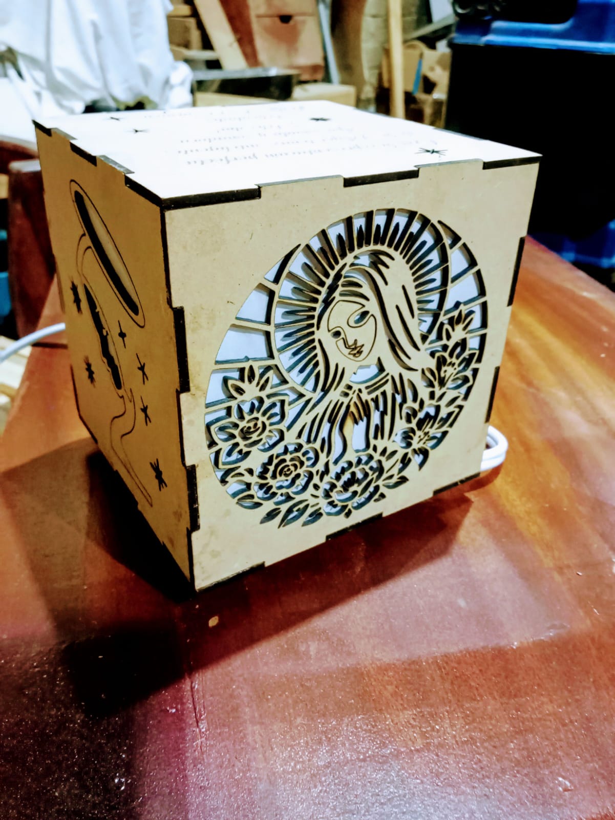 [Laser cut and engrave] Lámpara de cubo con diseño de la Virgen de Guadalupe y flores