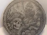 [Laser cut and engrave] Runder Schieferuntersetzer mit detailliertem Piraten-Totenkopf und Segelschiff-Motiv