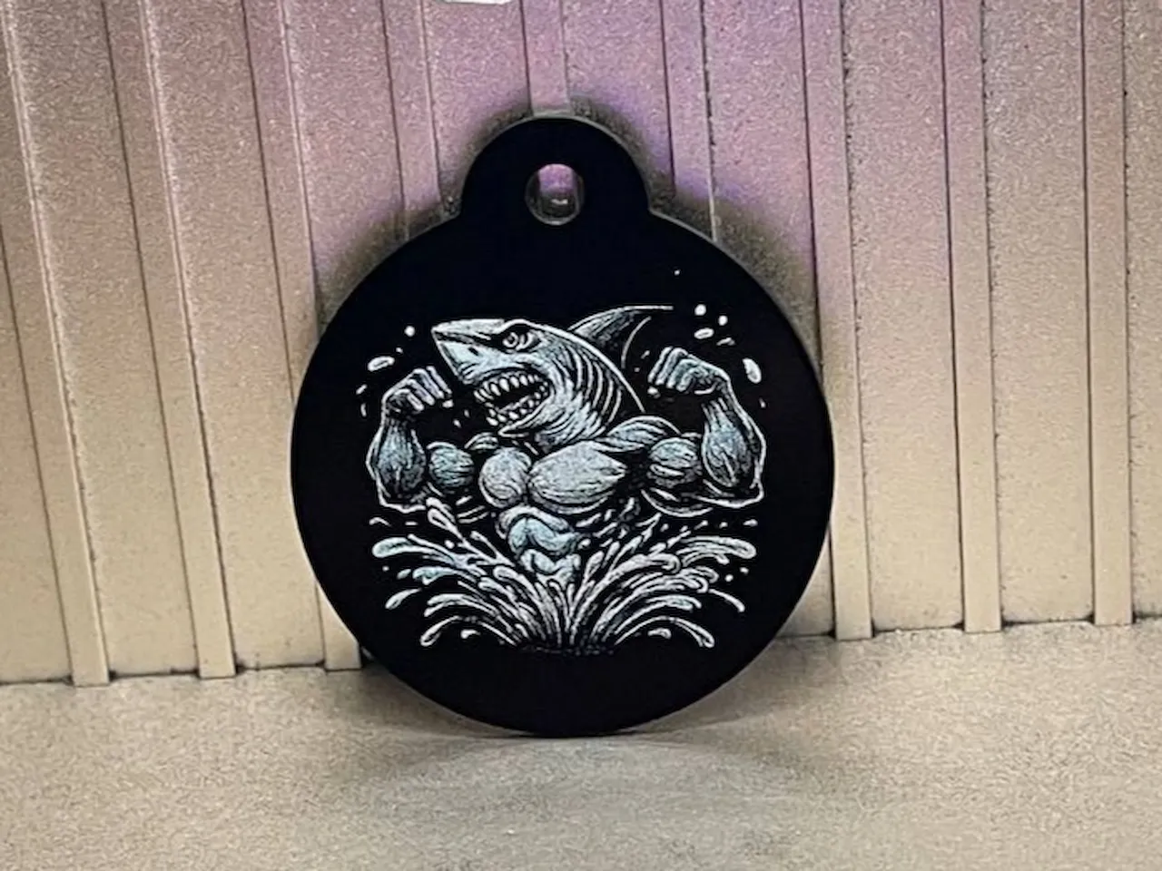 [Laser cut and engrave] Runder Anhänger mit muskulösem Hai Motiv