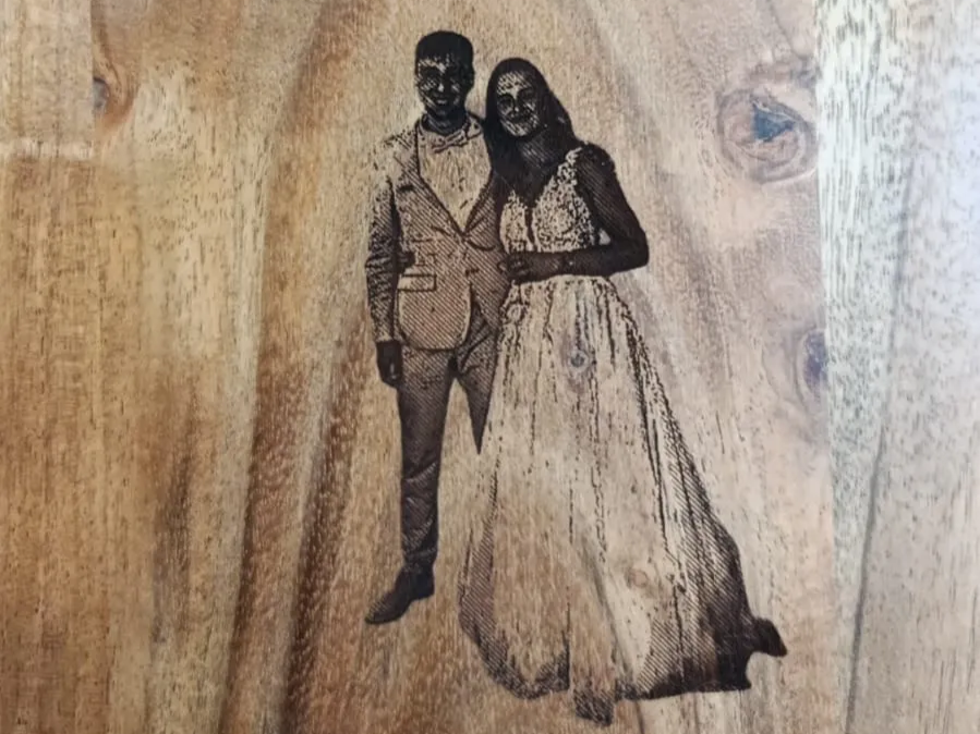 Portrait de couple de mariés sur bois