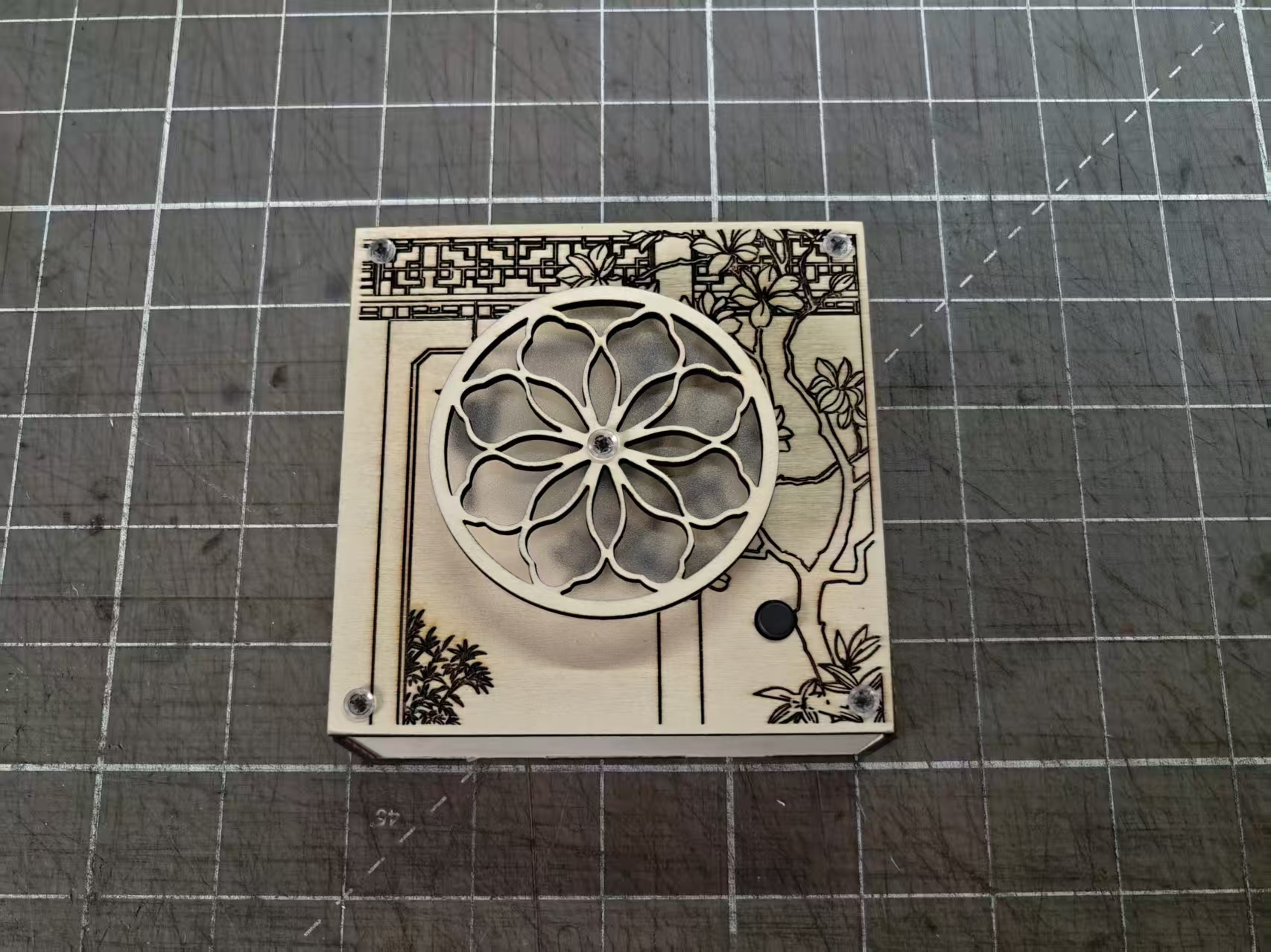[Laser cut and engrave] 中式园林窗棂花卉图案木质小夜灯