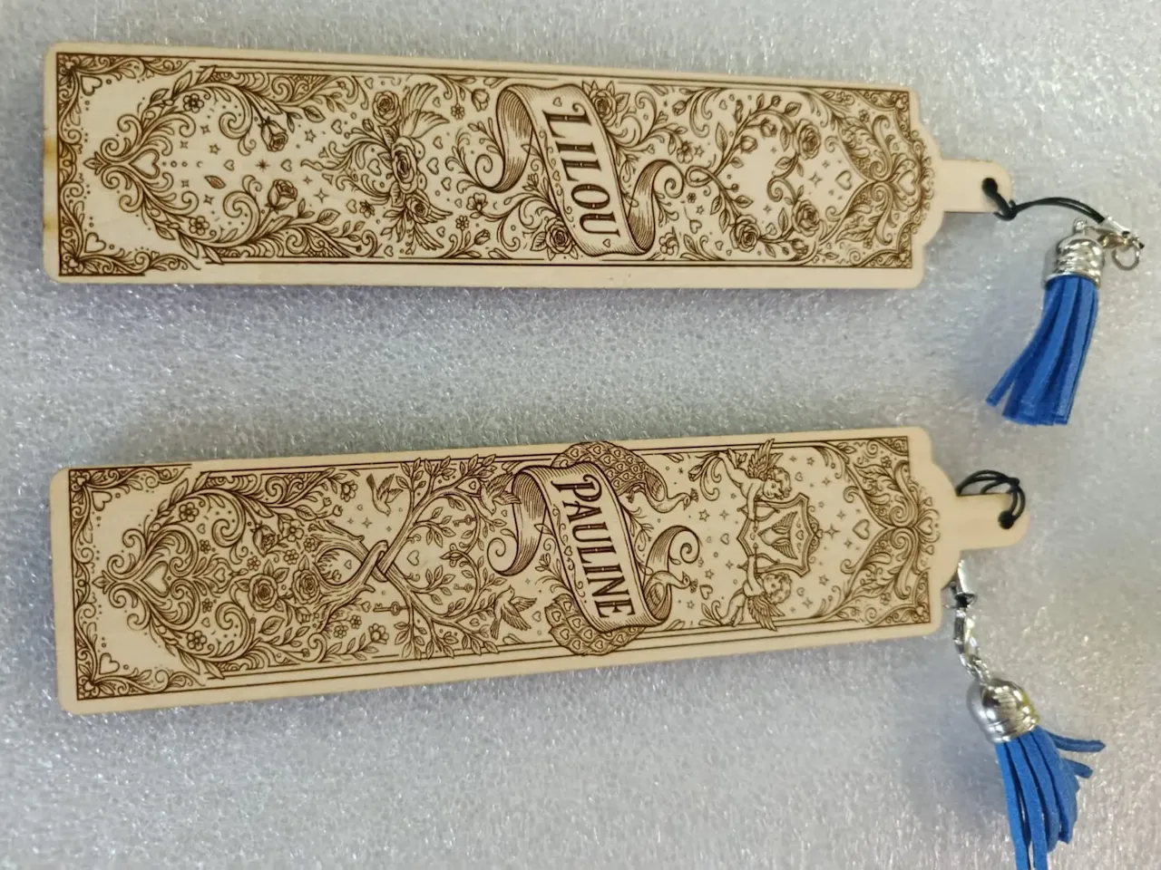 [Laser cut and engrave] Marque-page en bois personnalisé avec motif floral et pompon bleu