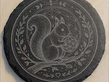 [Laser cut and engrave] Sous-verre en ardoise ronde avec motif d'écureuil et fleur de vie